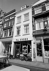 128879 Gezicht op de voorgevel van het huis Oudegracht 200 (Fa. Kroes, groothandel in parfumerieën) te Utrecht.